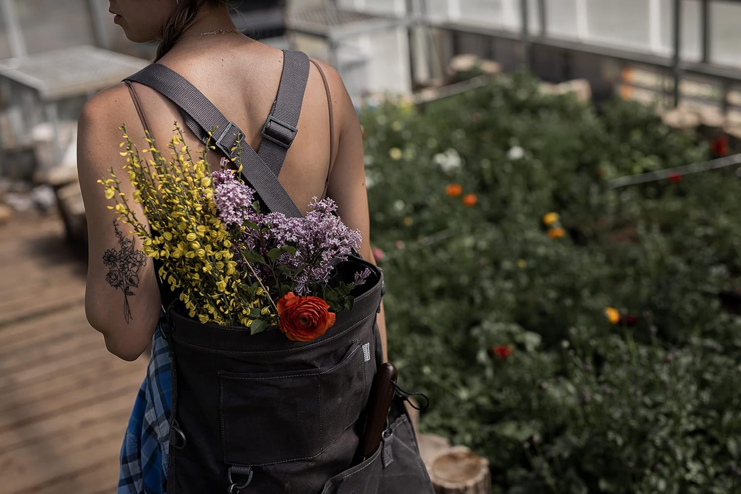 81PJJUwkQfL._AC_SL1500_.jpg Barebones Harvesting and Gathering Bag - Foraging, Harvest and Fruit Picking Bag with Convertible Straps - Water-Resistant Waxed Canvas Gardening Tool Bag (Slate Gray) - Image 6