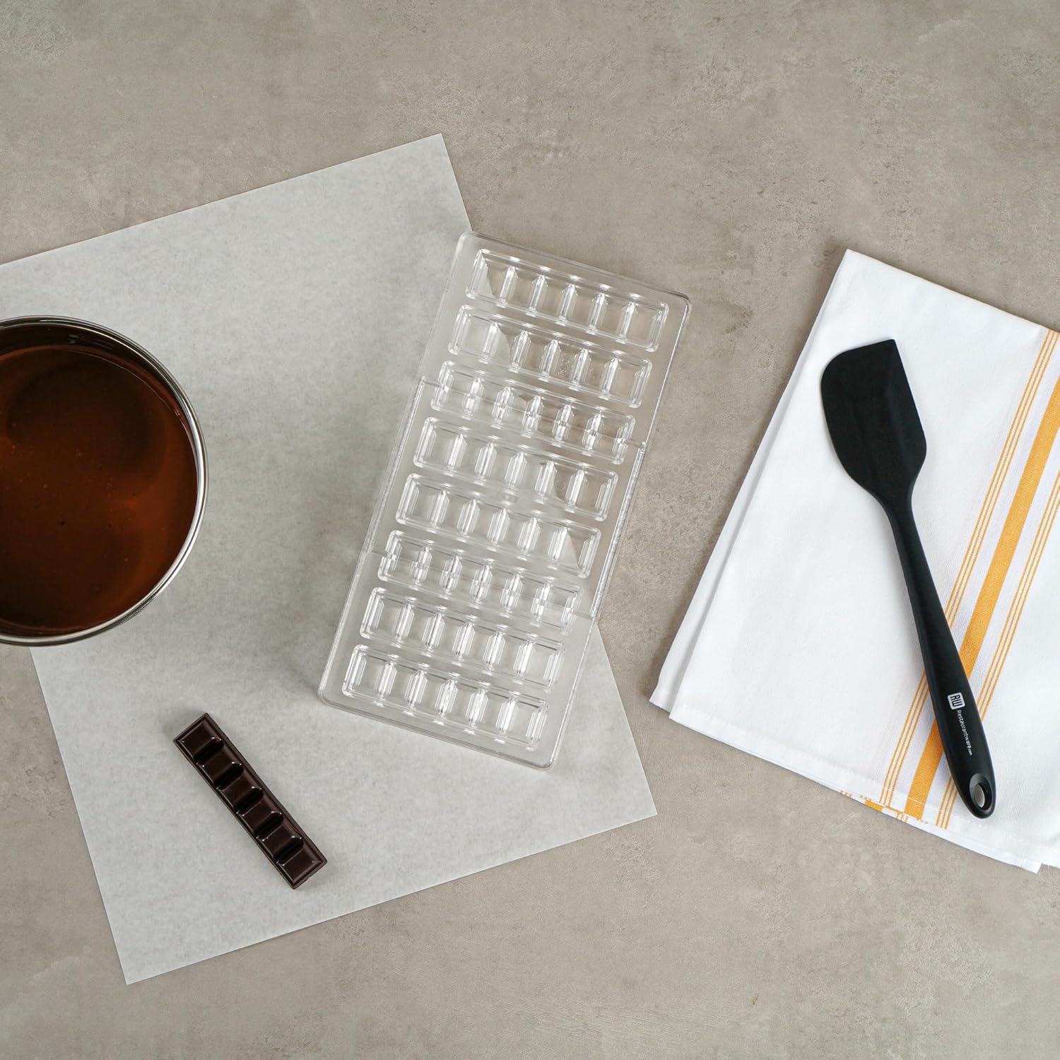 81R7XCgPcsL._AC_SL1500_.jpg Restaurantware Pastry Tek 10.8 x 5.3 Inch Chocolate Bar Molds 10 Dishwashable Chocolate Molds - 8 Cavities Freezable Clear Polycarbonate Candy Molds For Protein and Energy Bar Easy To Release - Image 6