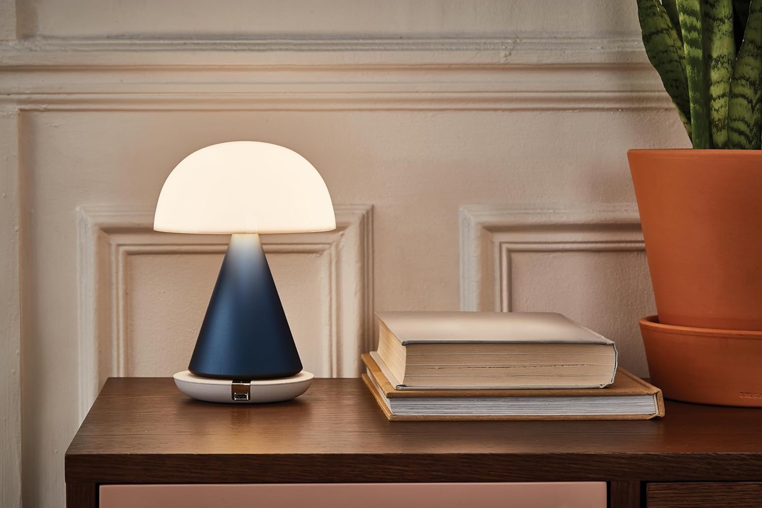 71HiE4dwXzL._AC_SL1500_.jpg Lexon Mina L Mushroom Lamp - 9 LED Color Table Lamp for Bedrooms, Living Room & Office - Cordless, Rechargeable with 24h Light & Dimmer, Aluminum, Large - Dark Blue - Image 7